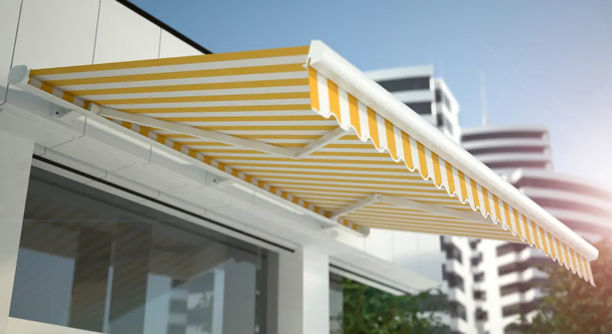 Toldo de brazo invisible con lona rayada amarilla y blanca