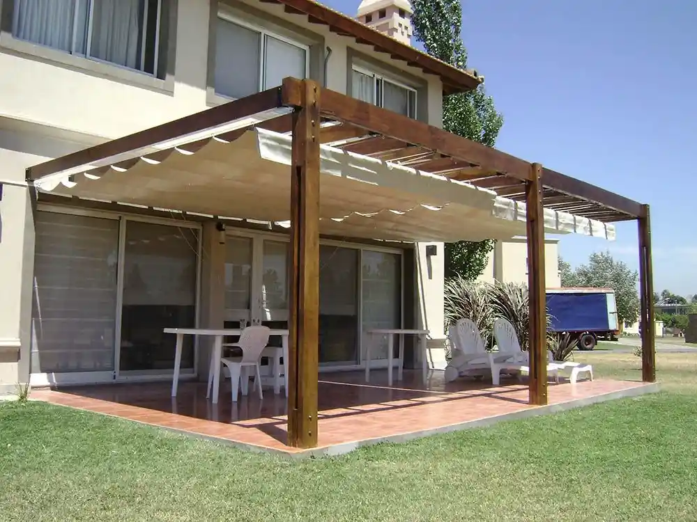 Toldo romano sobre una pérgola de madera en el jardín de una casa
