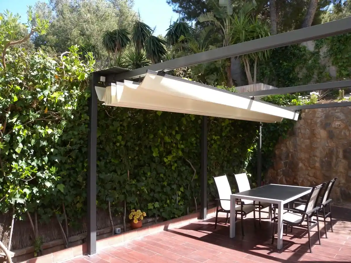 Toldo romano extendido sobre una terraza con mesa y sillas